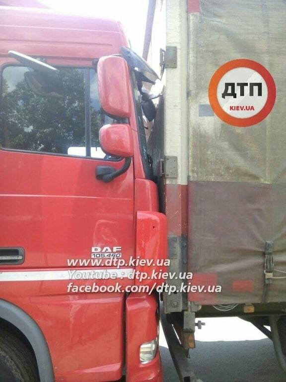 В Киеве произошло масштабное ДТП с участием маршрутки и грузовиков