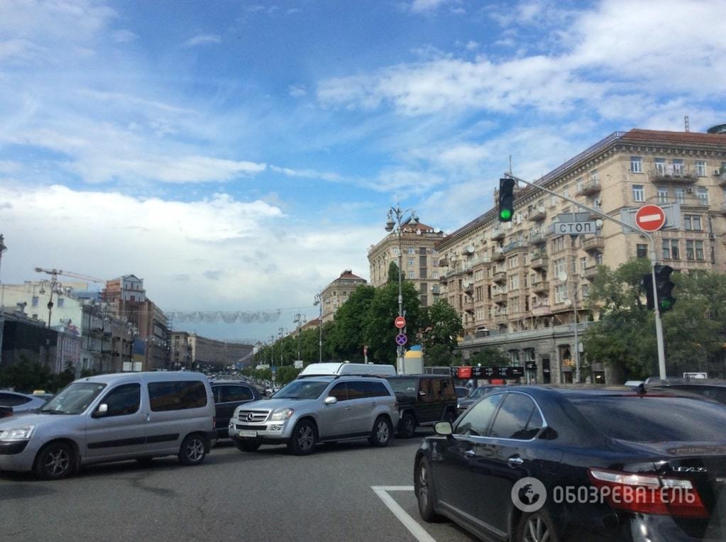 Масштабний провал асфальту паралізував рух у центрі Києва
