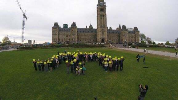Тамга в Торонто: канадские депутаты провели флешмоб в поддержку крымских татар. Фото и видеофакт