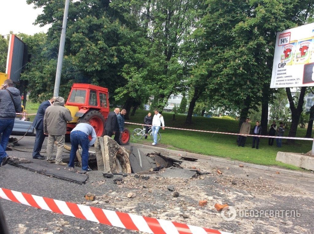 НП біля Ocean Plaza в Києві: асфальт провалився, вулицями течуть "річки"