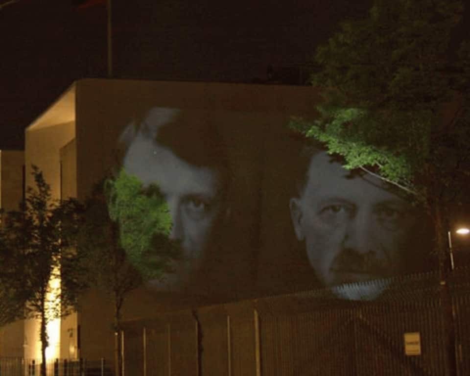 "Он вернулся": в Берлине на посольстве Турции спроецировали Эрдогана в образе Гитлера. Фотофакт