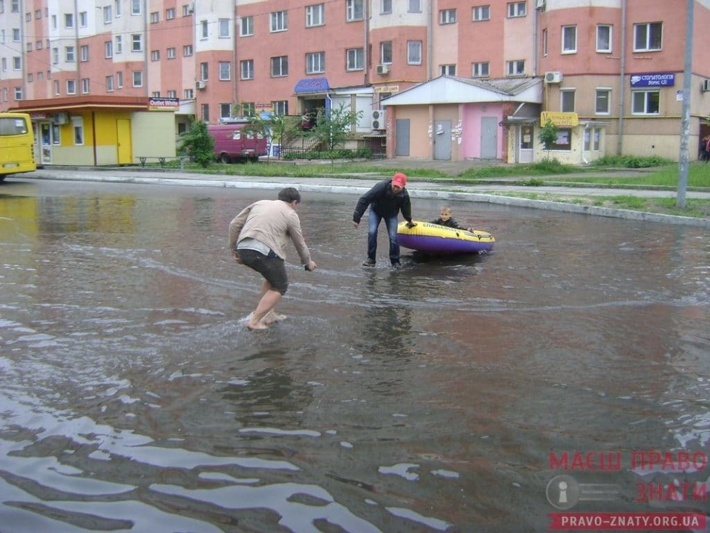 У Броварах на затопленій вулиці з'явився "Дід Мазай"