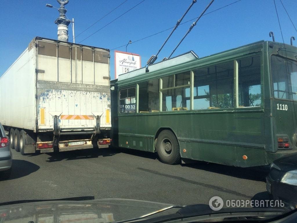 Три аварії паралізували рух на мосту Патона в Києві