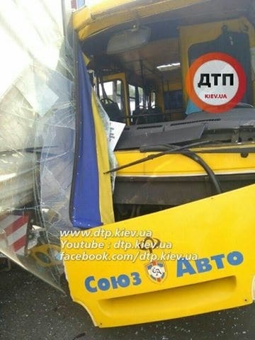 В Киеве произошло масштабное ДТП с участием маршрутки и грузовиков