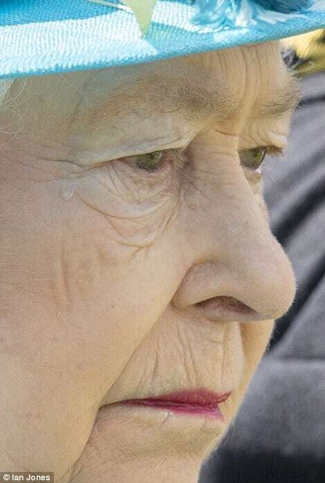 Редкий случай: королева Елизавета не сдержала слез на публике