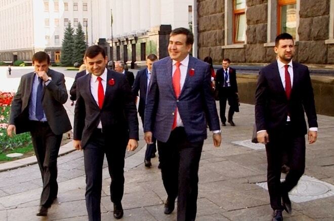 Вырос из узких штанишек: гардероб модника Саакашвили стал причиной насмешек