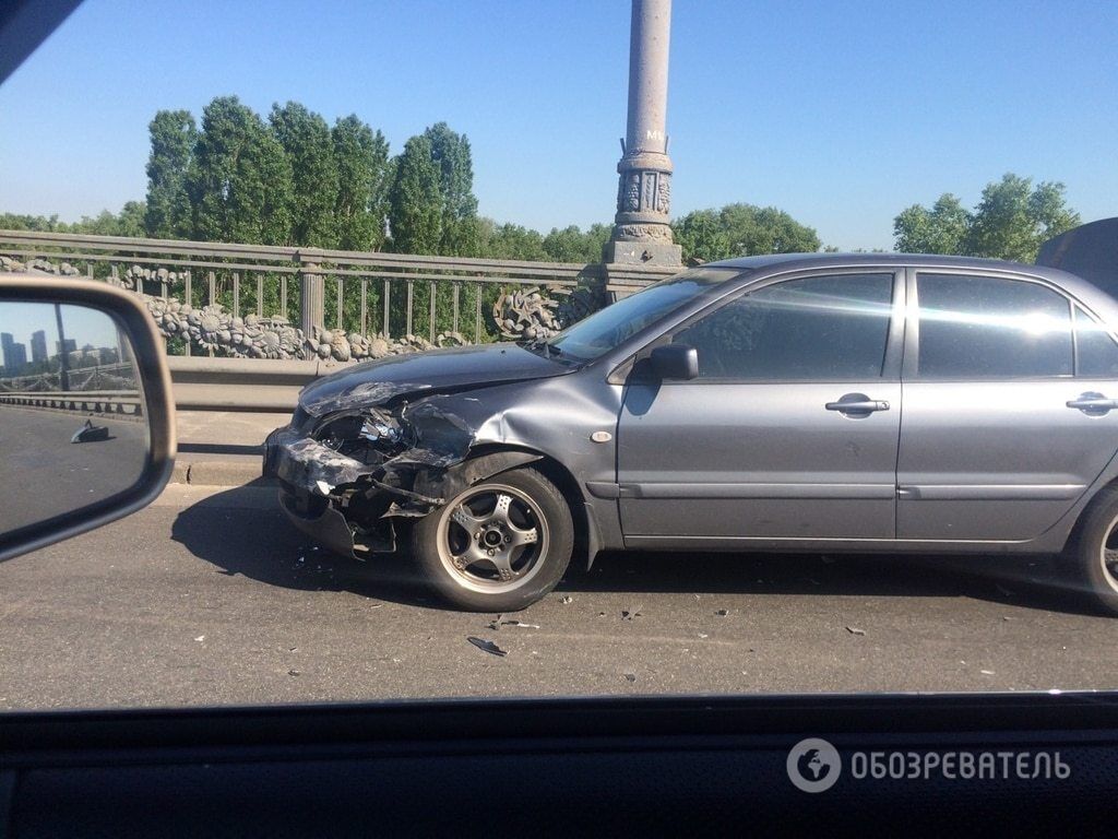 Три аварії паралізували рух на мосту Патона в Києві