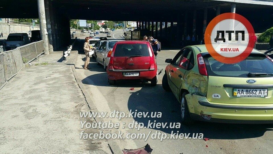 У масштабній ДТП у Києві зіткнулися 12 автомобілів
