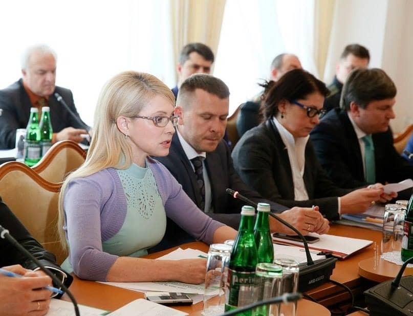 На стиле: Тимошенко появилась в Раде в кожаном платье