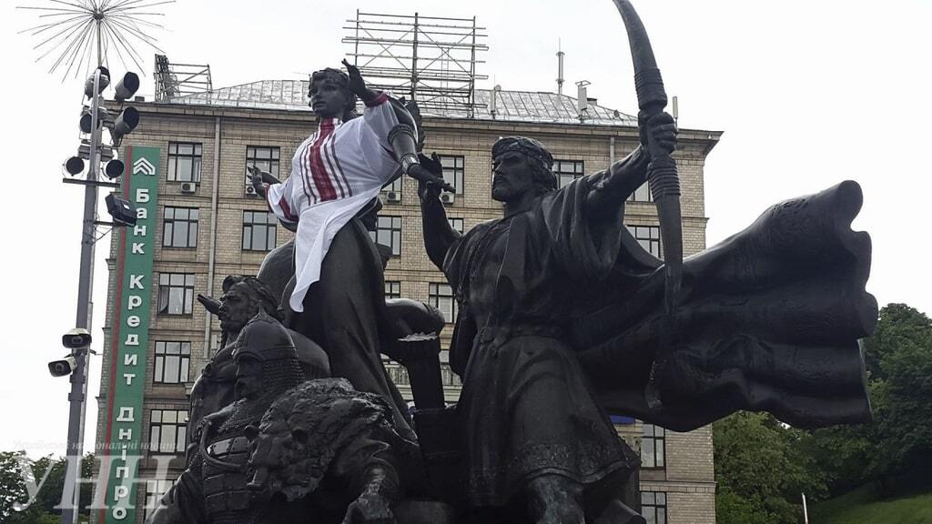 В Киеве Лыбидь на Майдане одели в вышиванку: опубликованы фото 
