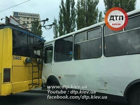 У Києві автобус із військовими врізався в тролейбус
