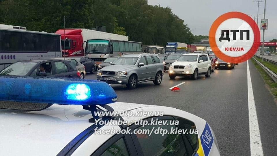 Смертельное ДТП под Киевом: Peugeot врезался в аварийные авто