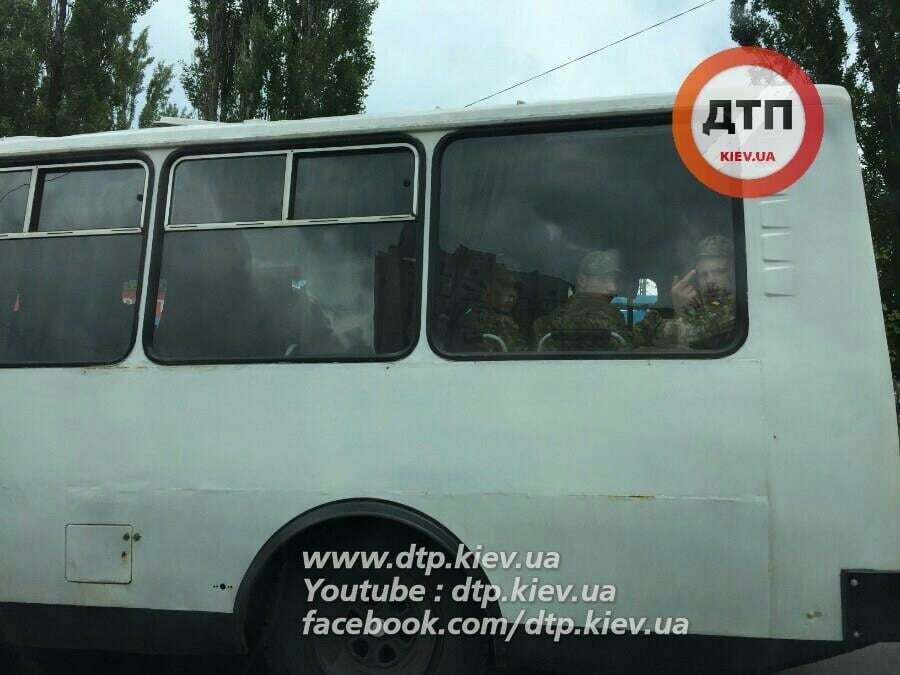 В Киеве автобус с военными врезался в троллейбус: опубликованы фото 