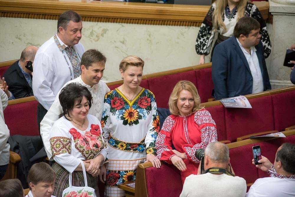 Патріотизм у моді: українські політики масово одягли вишиванки