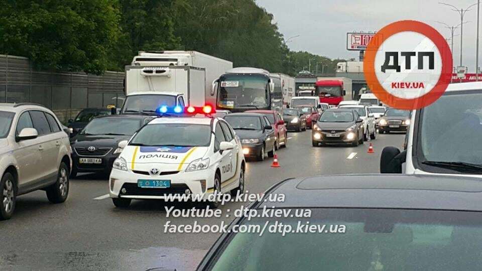 Смертельна ДТП під Києвом: Peugeot врізався в аварійні авто
