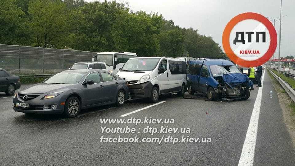 Смертельное ДТП под Киевом: Peugeot врезался в аварийные авто