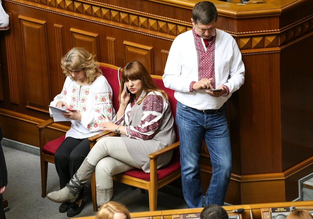 Патриотизм в моде: украинские политики массово надели вышиванки