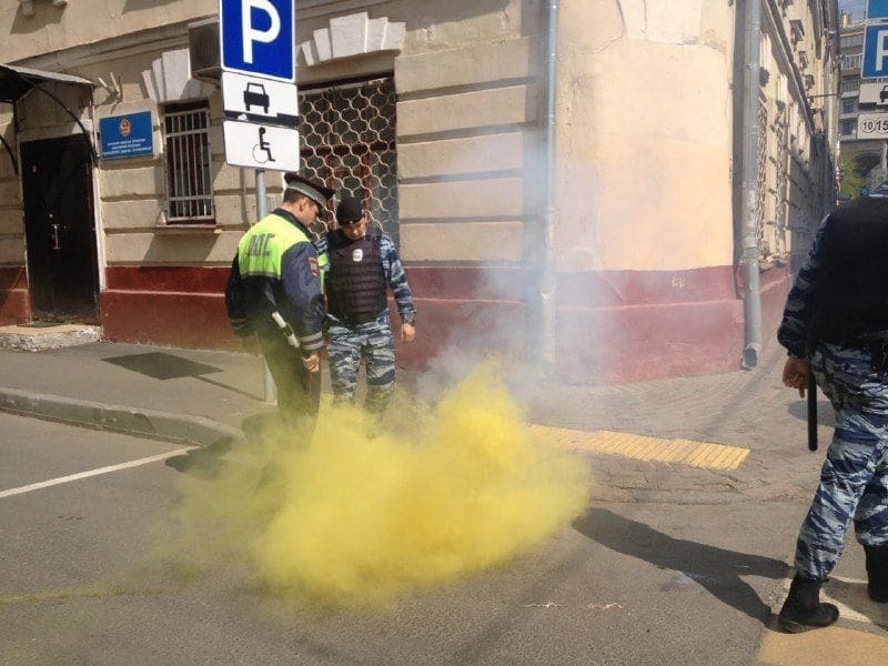 За Одессу: в Москве файерами забросали посольство Украины. Фотофакт