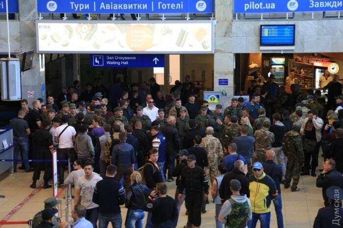 Проукраїнські активісти заблокували в одеському аеропорту Бойка і Новинського