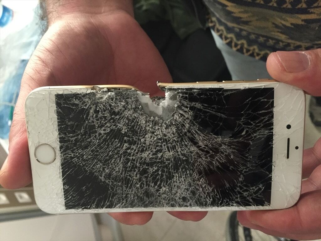 Золотой iPhone спас турецкого солдата от пули: фотофакт