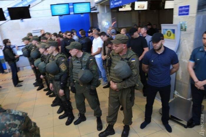 Проукраїнські активісти заблокували в одеському аеропорту Бойка і Новинського