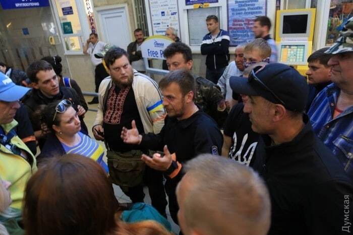 Проукраинские активисты заблокировали в одесском аэропорту Бойко и Новинского