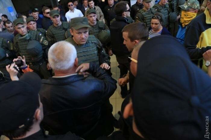 Проукраинские активисты заблокировали в одесском аэропорту Бойко и Новинского