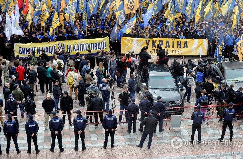 Бойцы "Азова" вышли на марш против выборов на Донбассе