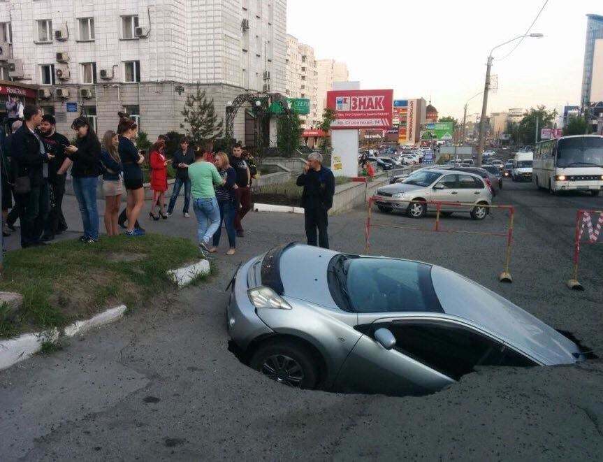 В России автомобиль полостью провалился под асфальт: фотофакт