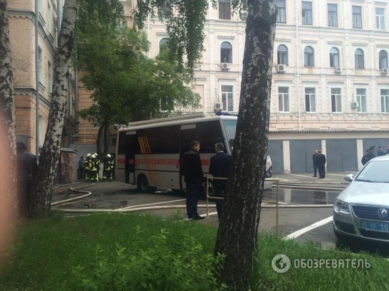 У центрі Києва загорілася будівля столичної поліції