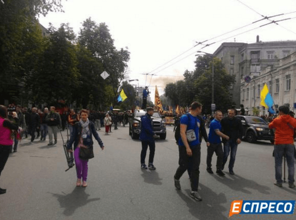 Бойцы "Азова" вышли на марш против выборов на Донбассе