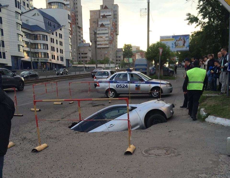 В России автомобиль полостью провалился под асфальт