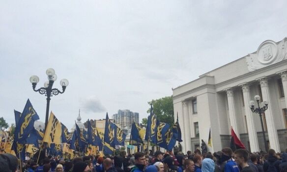 Активисты "Азова" устроили у стен Рады фаер-шоу с громкими лозунгами: опубликованы фото и видео