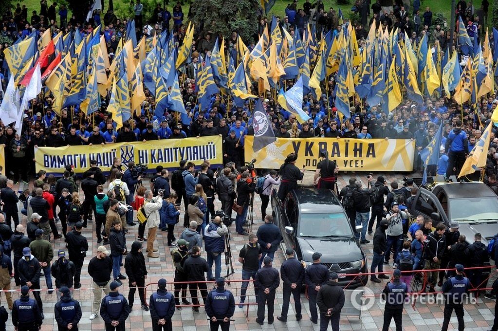 Бійці "Азова" вийшли на марш проти виборів на Донбасі