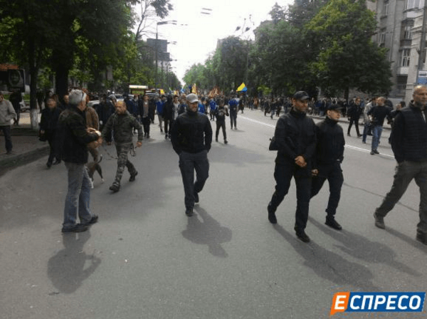 Бійці "Азова" вийшли на марш проти виборів на Донбасі