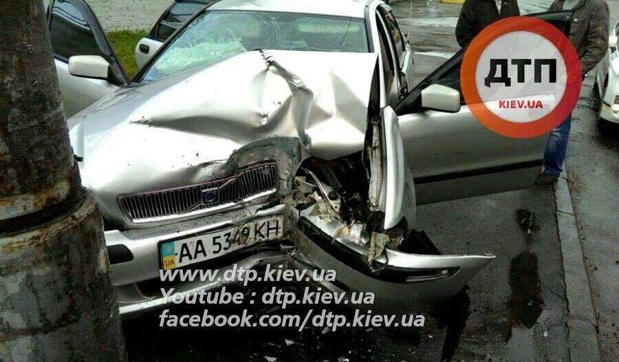 Смертельное ДТП в Киеве: водитель Volvo протаранил столб
