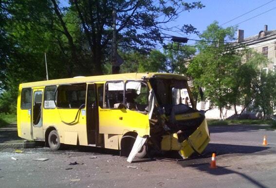 Постраждали військові: в Маріуполі зіткнулися два автобуси