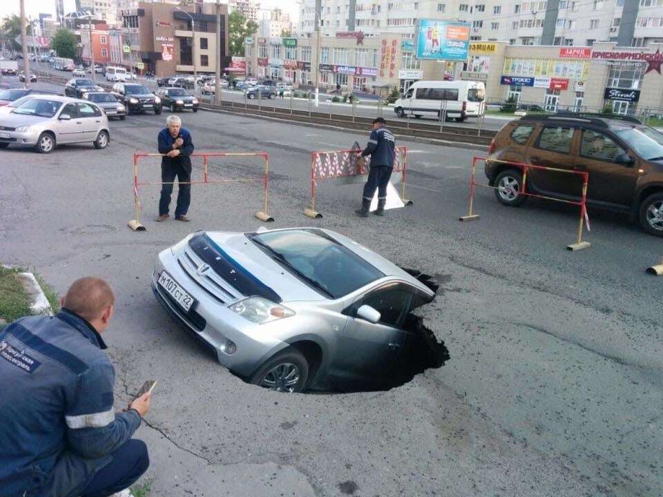 В России автомобиль полостью провалился под асфальт: фотофакт