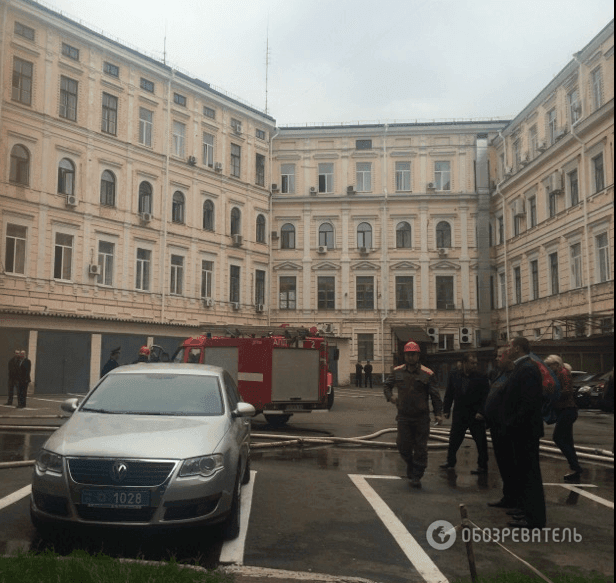 У центрі Києва загорілася будівля столичної поліції