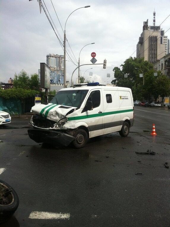 В Киеве инкассаторский бус протаранил Jaguar, пострадал ребенок: опубликованы фото