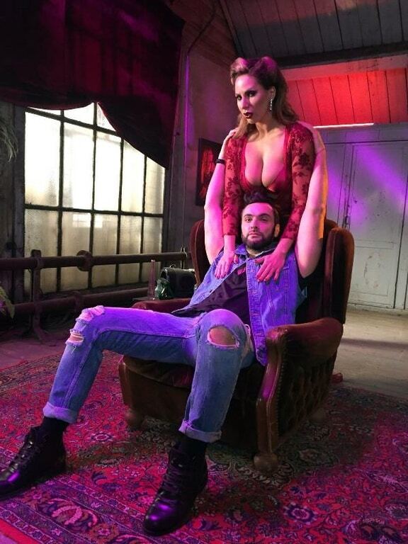 Andreas увел девушку у Хью Хефнера