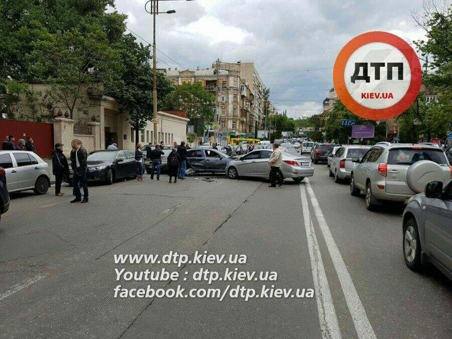 Лобовое ДТП в Киеве: повреждены три автомобиля