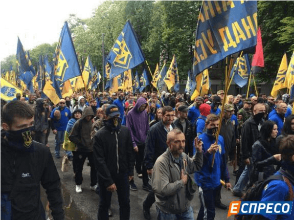Бойцы "Азова" вышли на марш против выборов на Донбассе