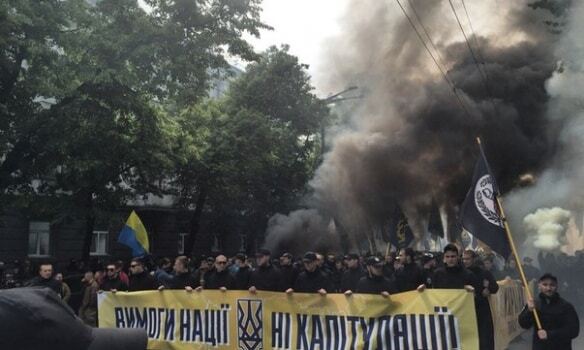 Активисты "Азова" устроили у стен Рады фаер-шоу с громкими лозунгами: опубликованы фото и видео