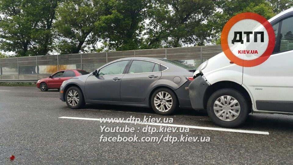 Під Києвом лихач на Peugeot збив на смерть водія: відео з місця ДТП
