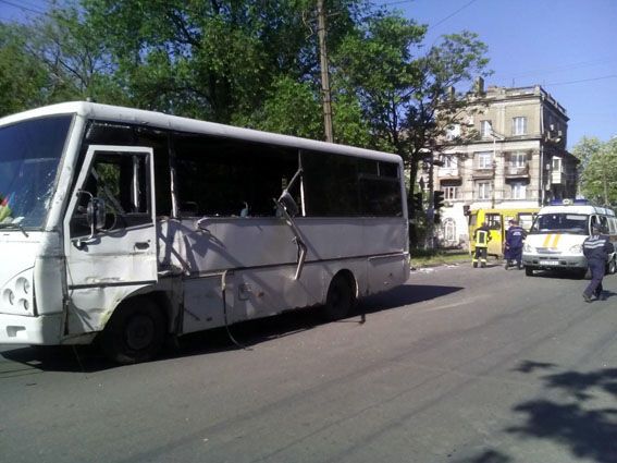 Пострадали военные: в Мариуполе столкнулись два автобуса. Фотофакт