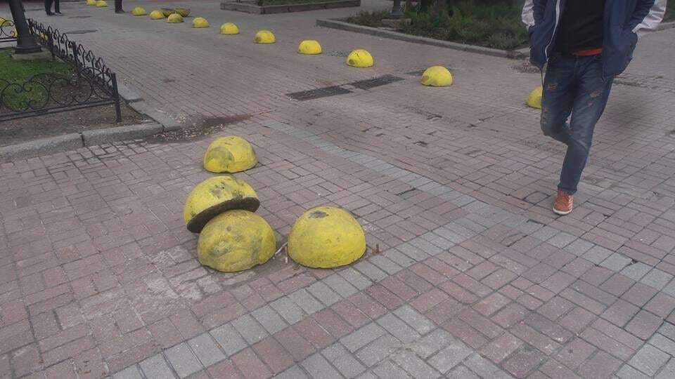 У Києві водії вирвали нові бетонні півсфери на Хрещатику