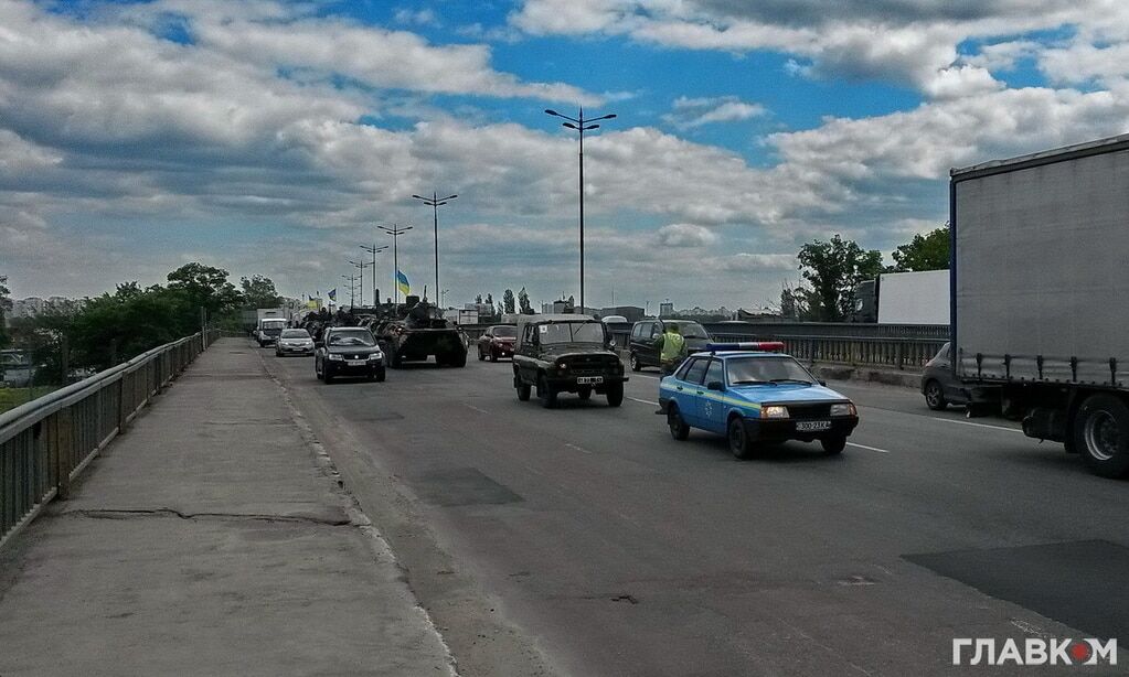 В Киеве колонна военной техники устроила пробку на мосту. Фоторепортаж