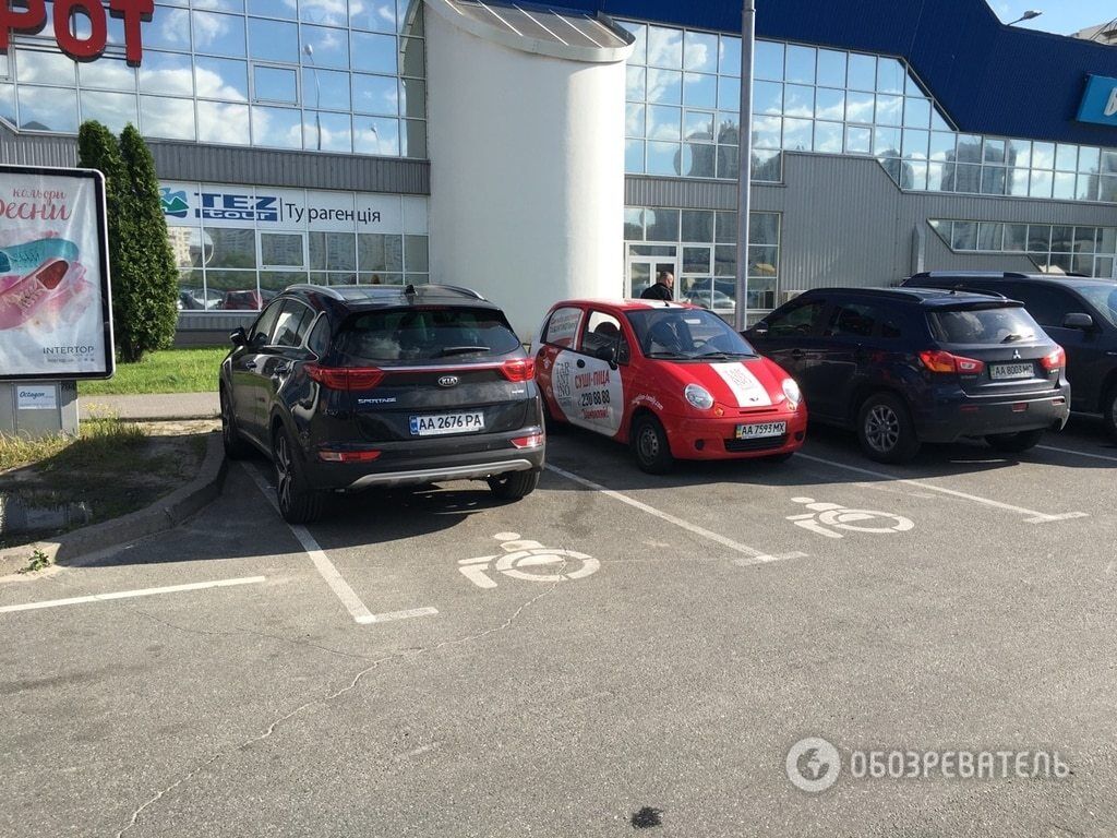 В Киеве автохамы заняли места инвалидов на парковке ТЦ: фотофакт