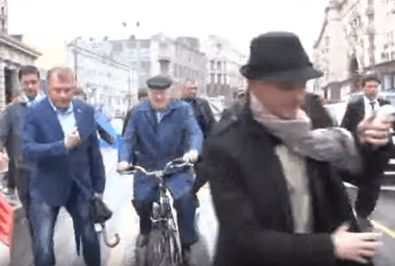Цирк на колесах: Жириновский приехал на велосипеде в Госдуму. Видеофакт